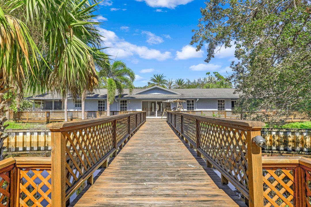 182 Cocohatchee Blvd, Naples, FL 34110