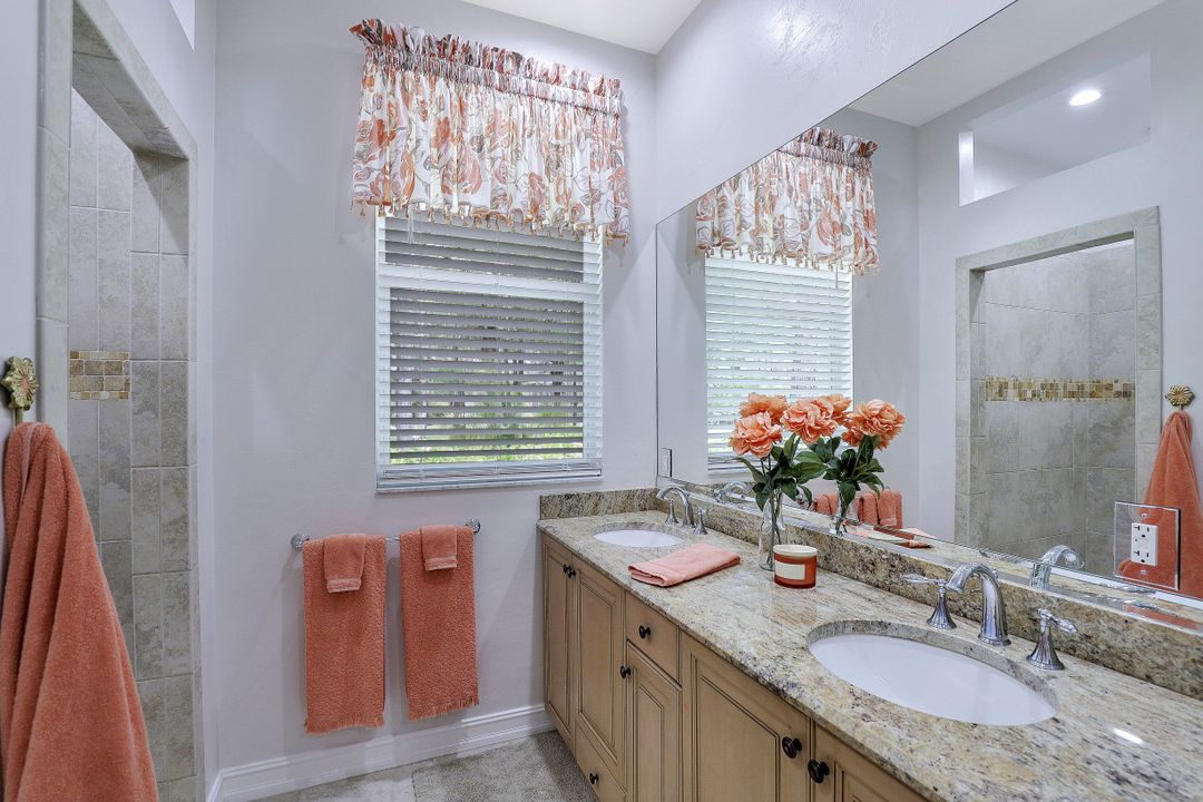 940 Oakes Blvd, Naples, FL 34119