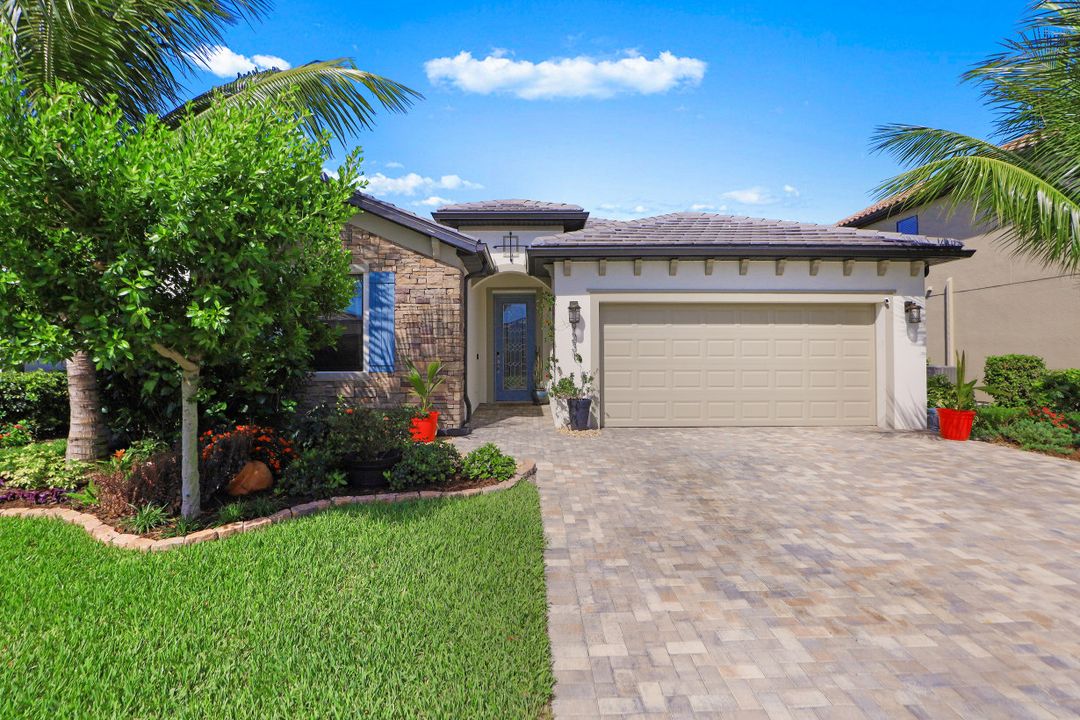 9231 Shadow Oak Ln, Naples, FL 34120