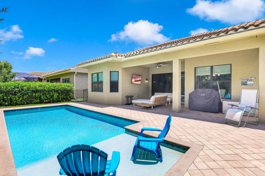 13824 Luna Dr, Naples, FL 34109