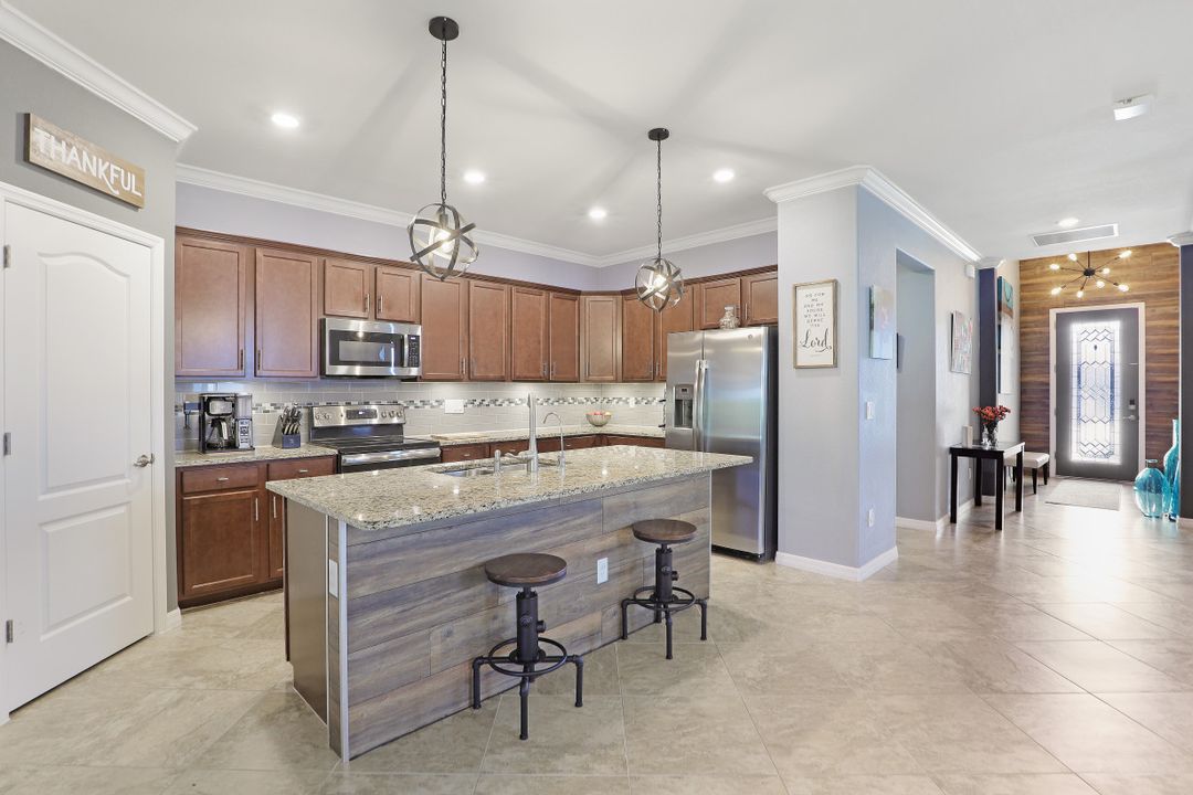 9231 Shadow Oak Ln, Naples, FL 34120