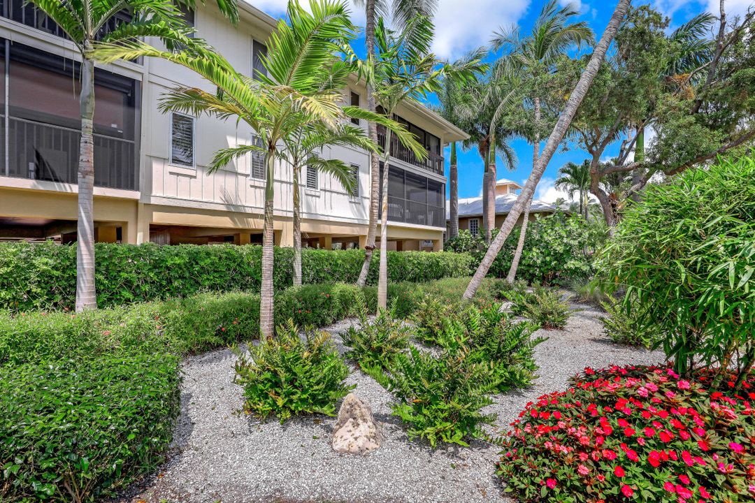 225 5th Ave S #104, Naples, FL 34102