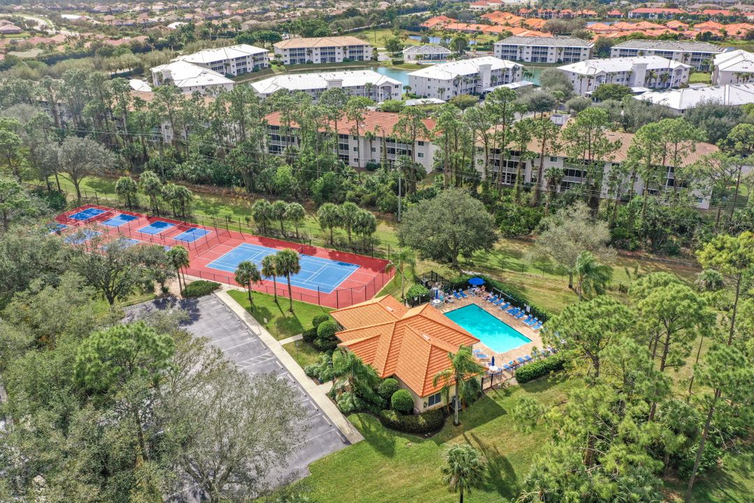 357 Robin Hood Cir #202, Naples, FL 34104