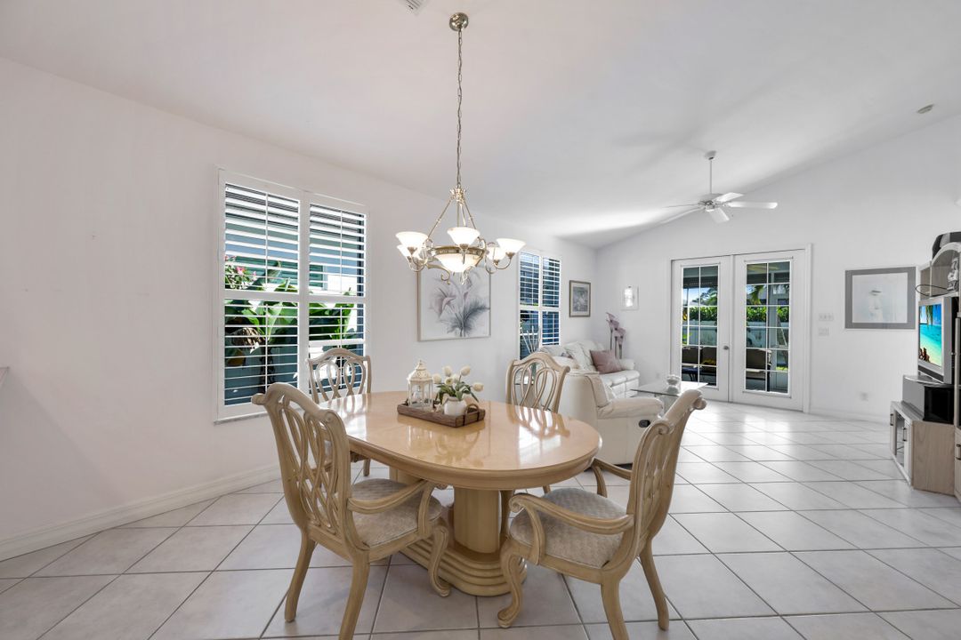 586 93rd Ave N, Naples, FL 34108