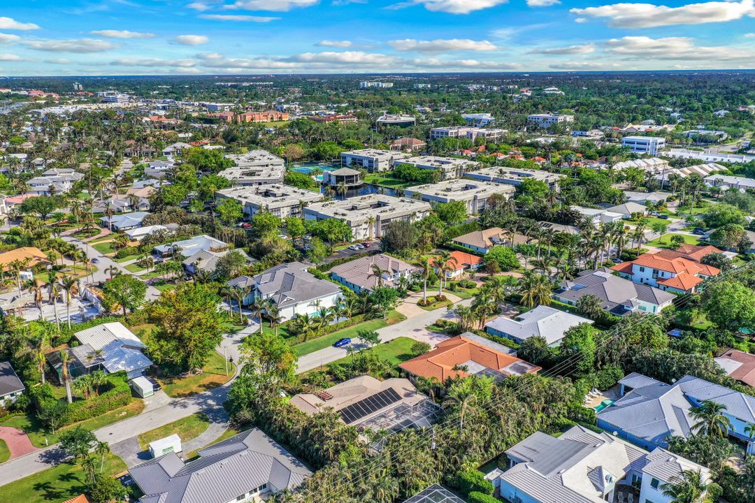 696 Fountainhead Ln, Naples, FL 34103