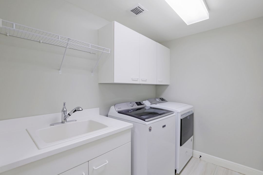 445 Cove Tower Dr #902, Naples, FL 34110