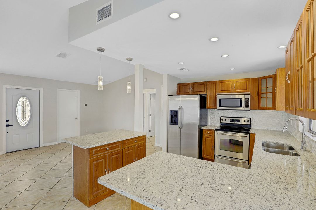 611 NW 20th St, Cape Coral, FL 33909