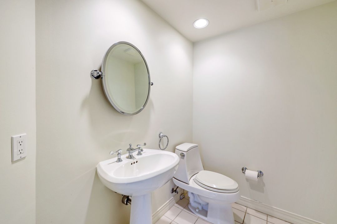 445 Dockside Dr ##201, Naples, FL 34110