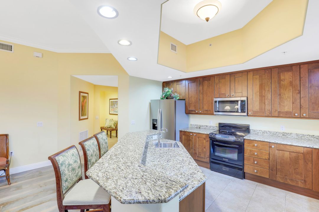 1025 Sandpiper St #E-203, Naples, FL 34102