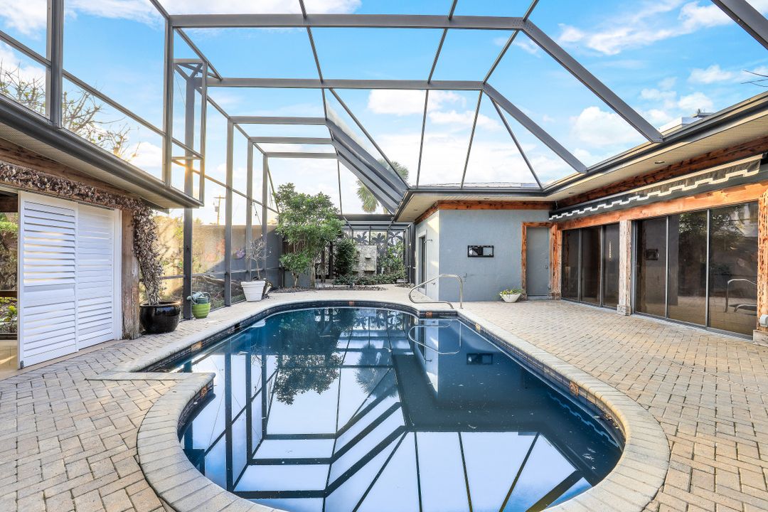 140 2nd Ave S, Naples, FL 34102