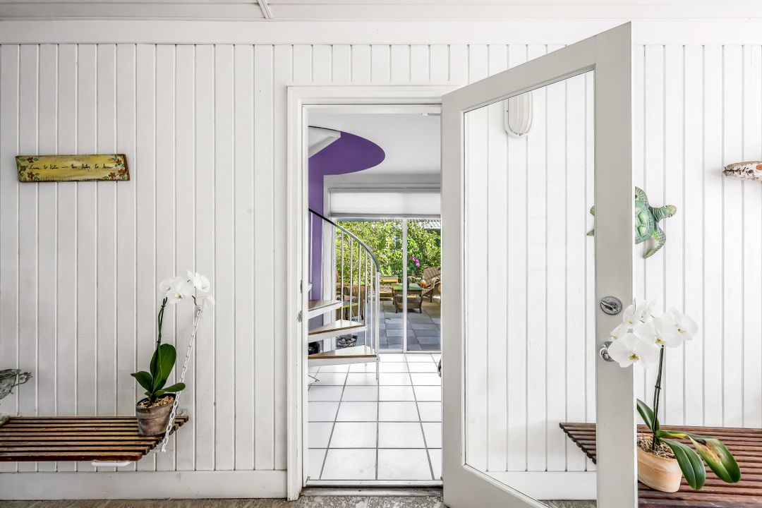 384 3rd Ave N, Naples, FL 34102