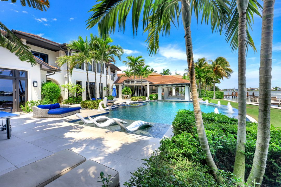 970 Aqua Cir, Naples, FL 34102