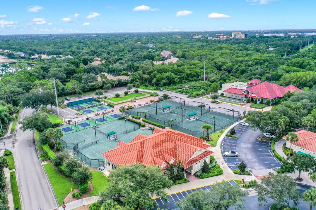 987 Barcarmil Way, Naples, FL 34110