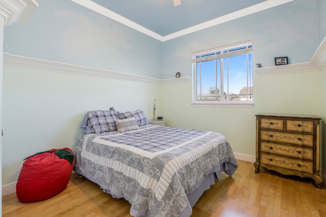 9625 6th St N, Naples, FL 34108