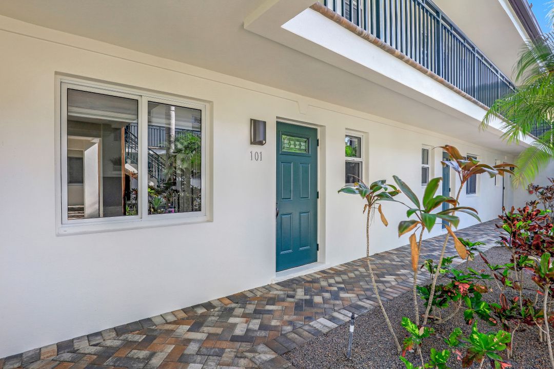 960 7th St S #101, Naples, FL 34102