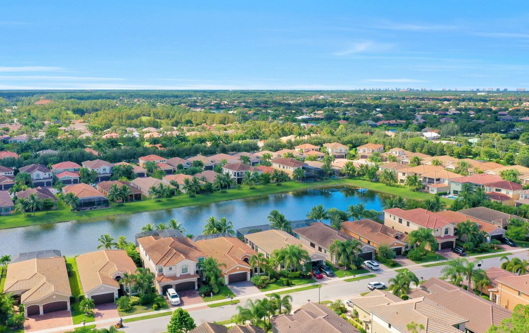 3374 Pacific Dr, Naples, FL 34119