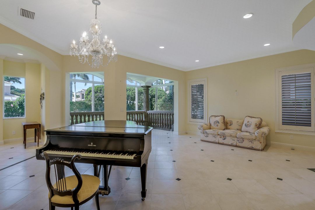 630 Via Mezner #1001, Naples, FL 34108