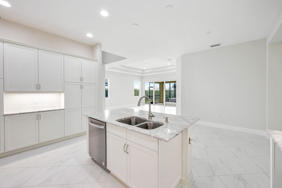 6435 Negril Isle Dr, Naples, FL 34113