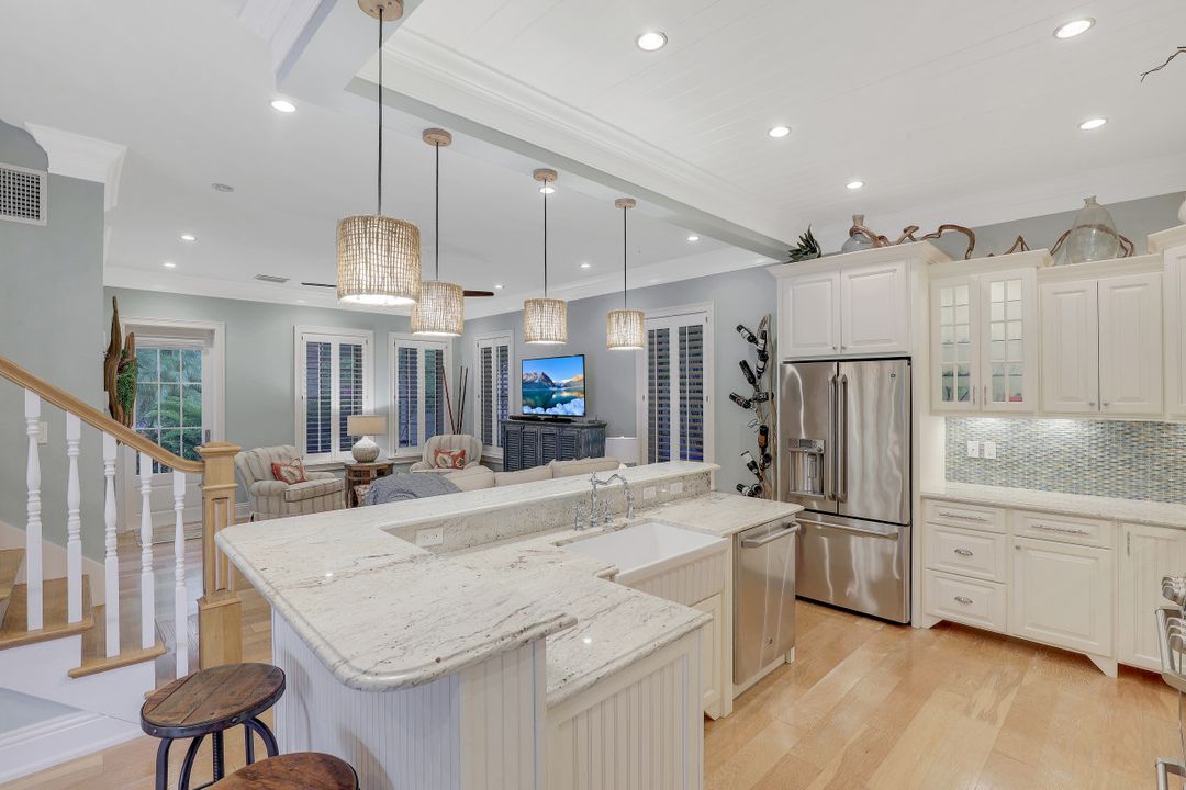 572 7th Ave N, Naples, FL 34102