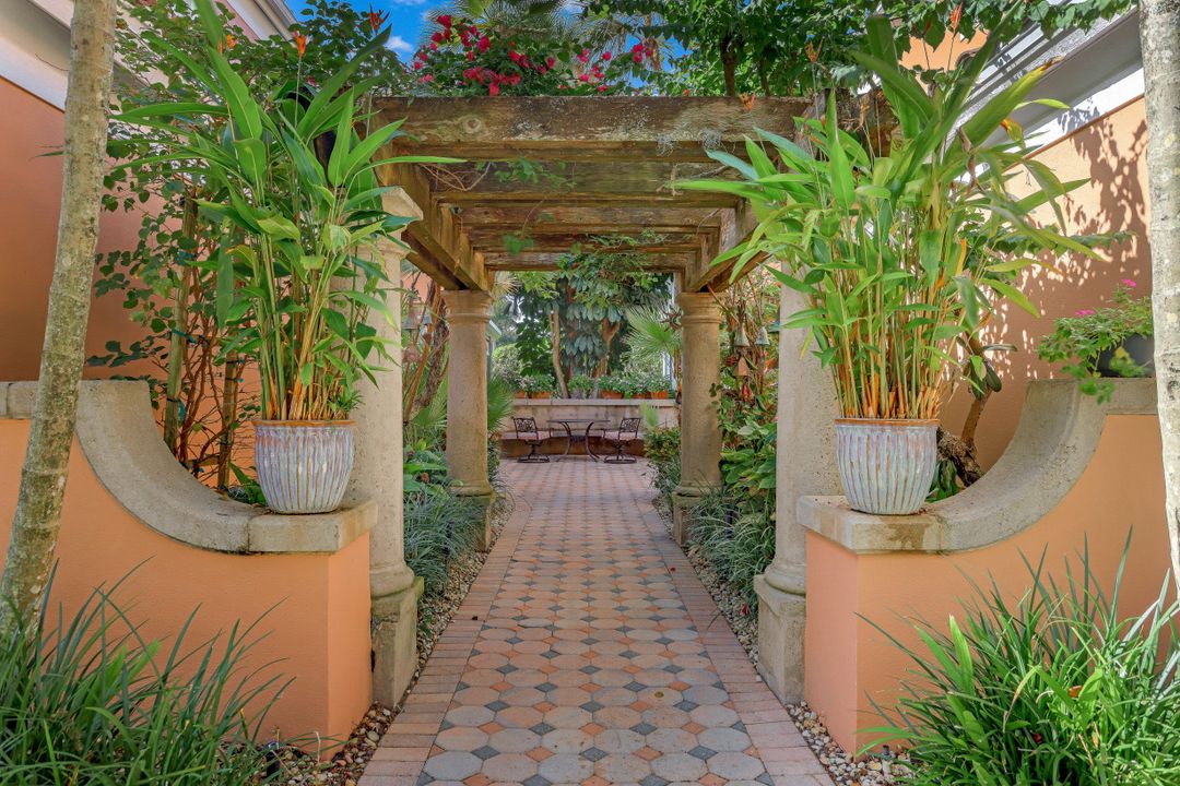 630 Via Mezner #1001, Naples, FL 34108