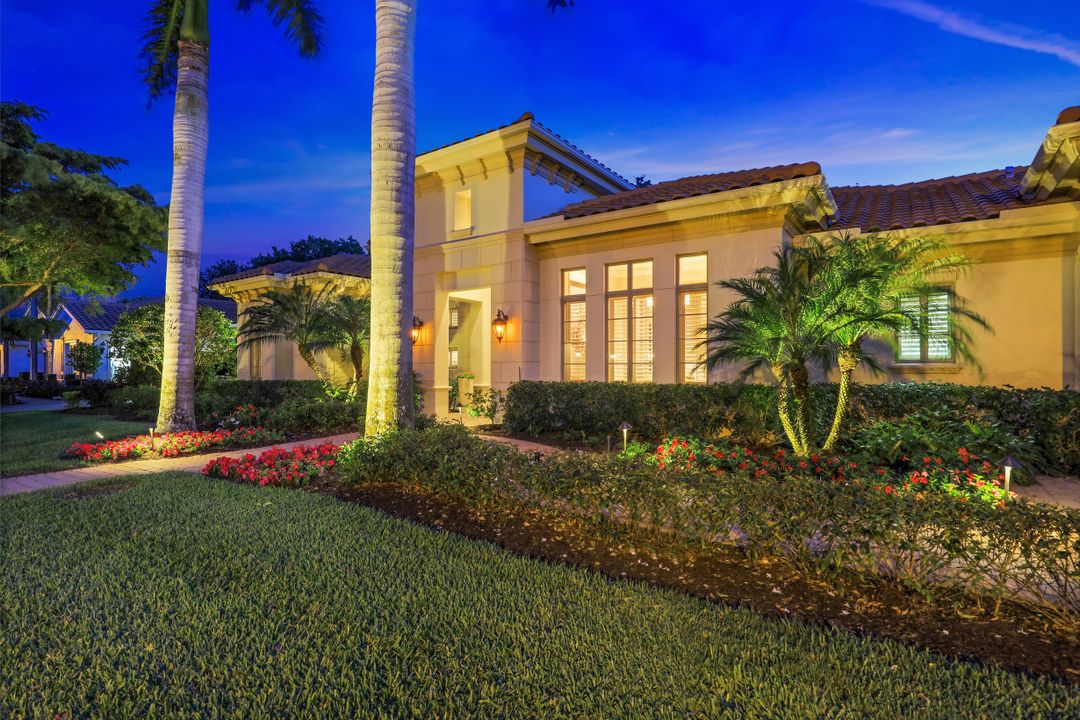 2086 Torino Way, Naples, FL 34105