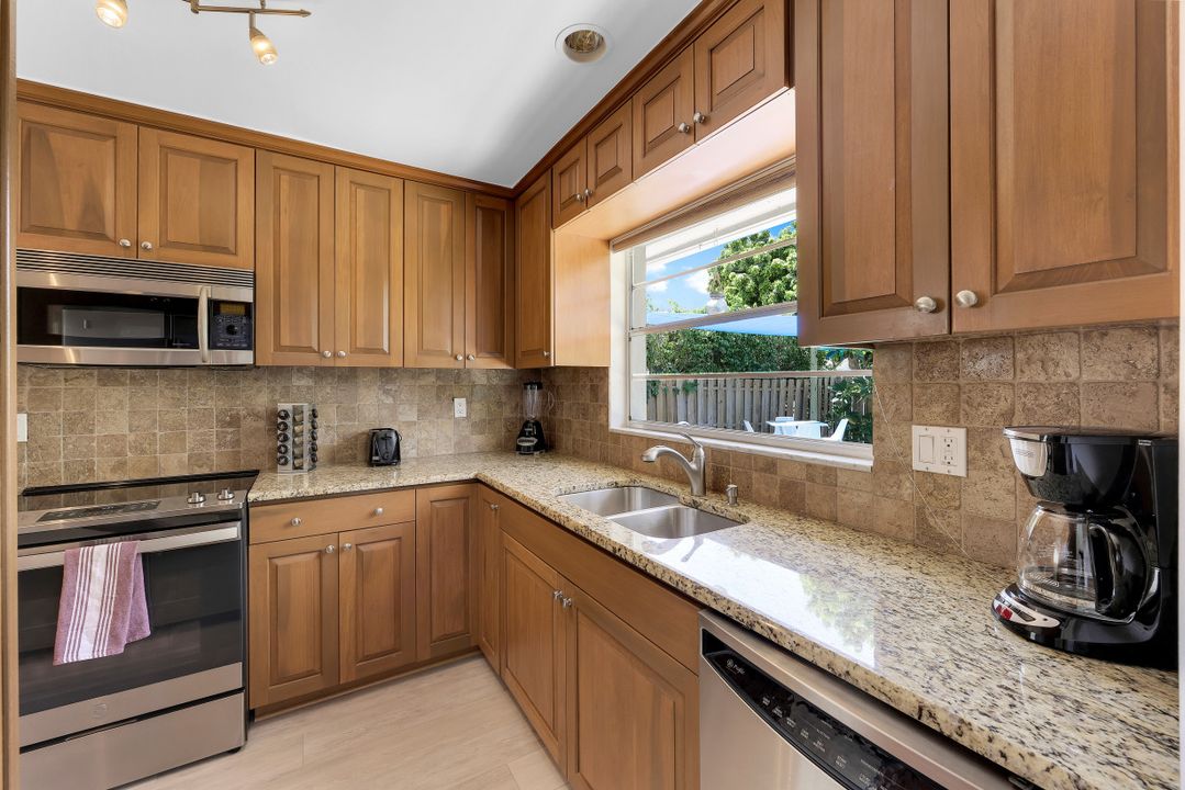 1320 Woodridge Ave, Naples, FL 34103