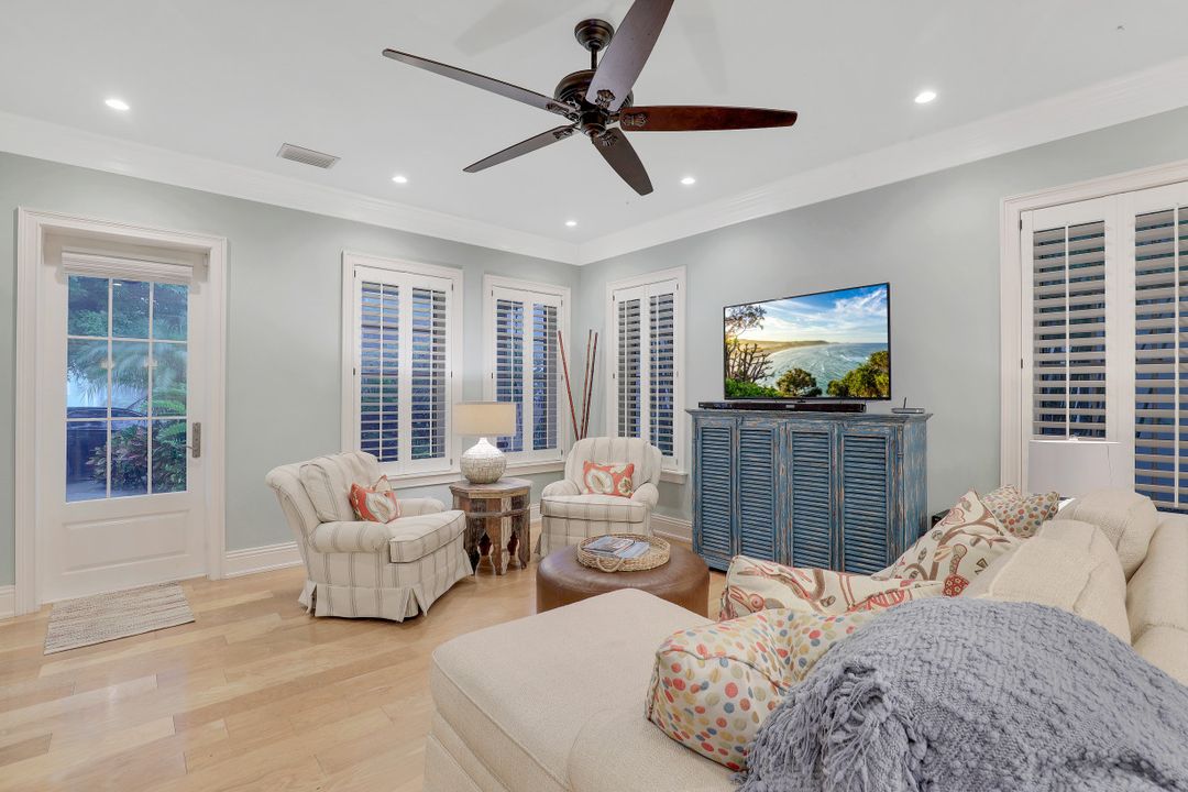 572 7th Ave N, Naples, FL 34102