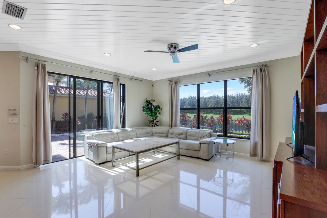 3642 Santaren Ct, Naples, FL 34119