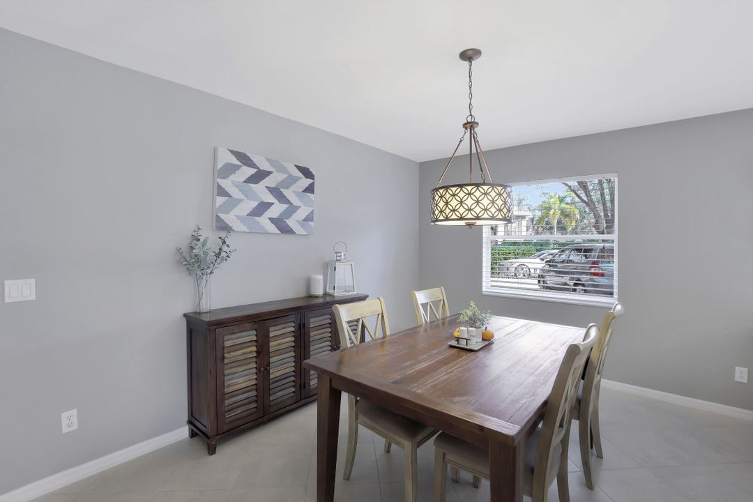 9605 Crescent Garden Dr, Naples, FL 34109