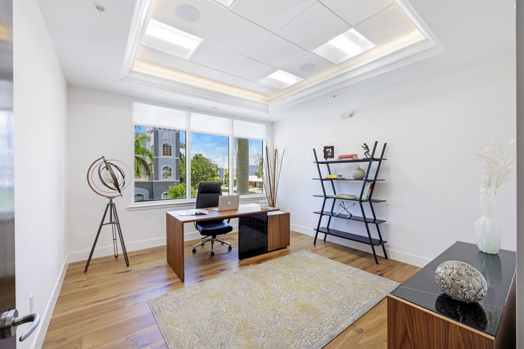 599 Tamiami Trail N #200, Naples, FL 34102