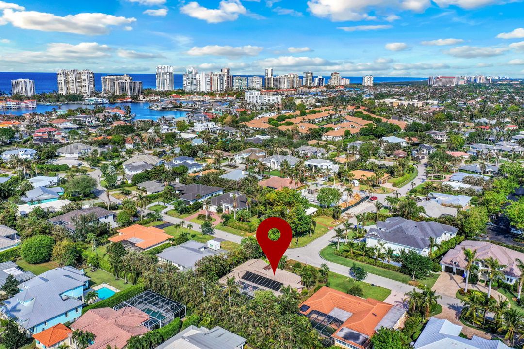 696 Fountainhead Ln, Naples, FL 34103