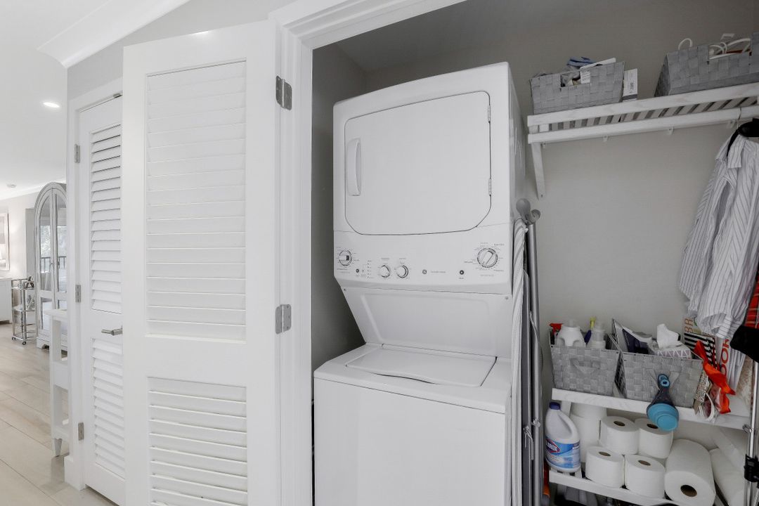 225 5th Ave S #104, Naples, FL 34102