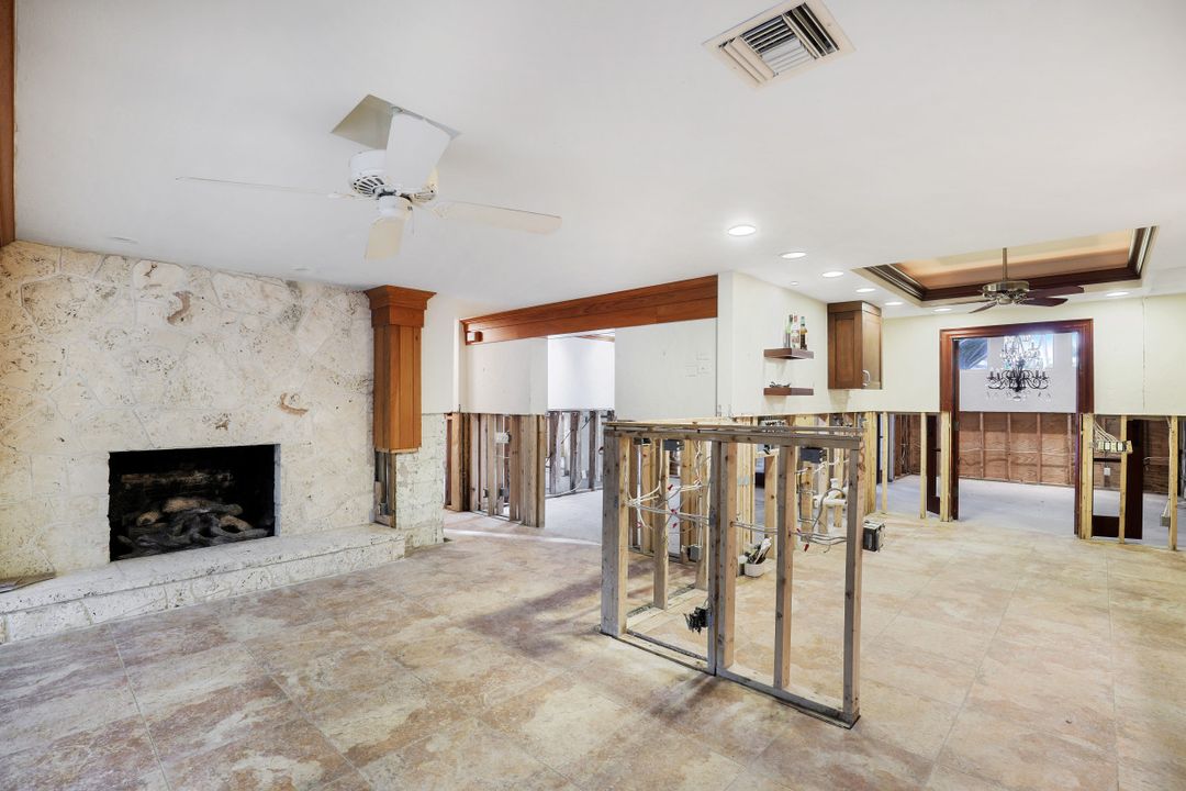 140 2nd Ave S, Naples, FL 34102