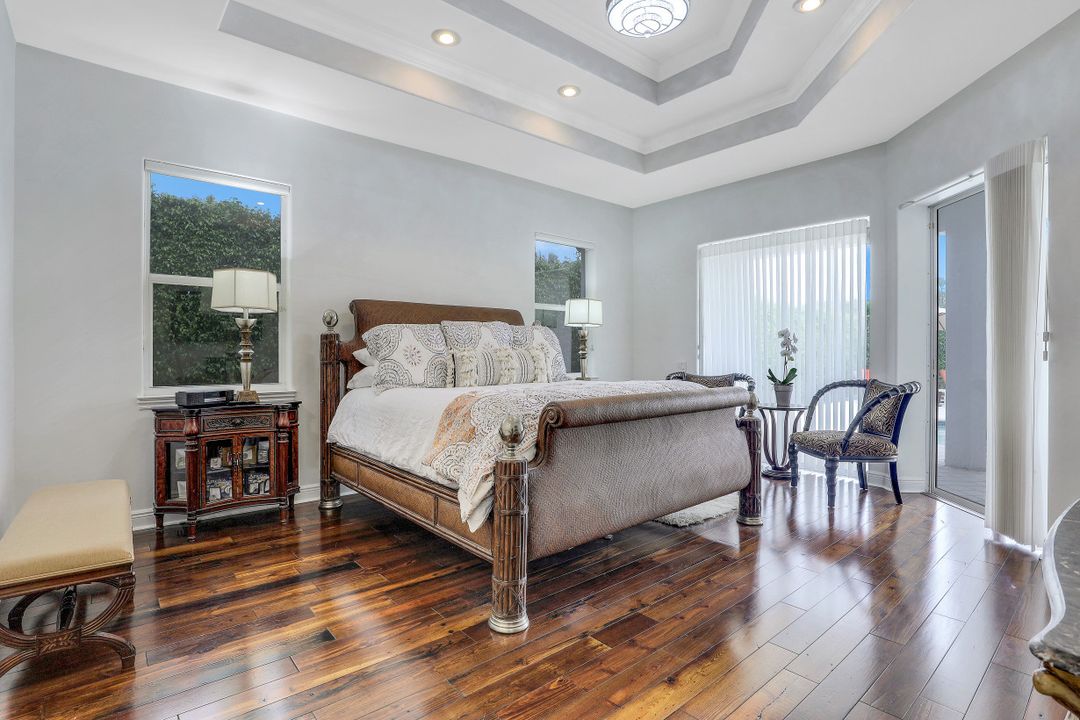 9925 Clear Lake Cir, Naples, FL 34109