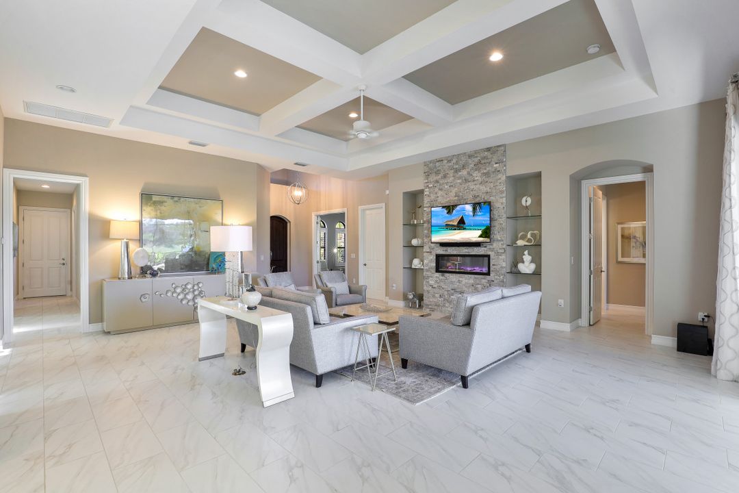 7247 Lantana Cir, Naples, FL 34119