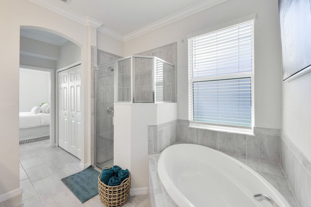 2042 Tamarron Ln, Naples, FL 34120