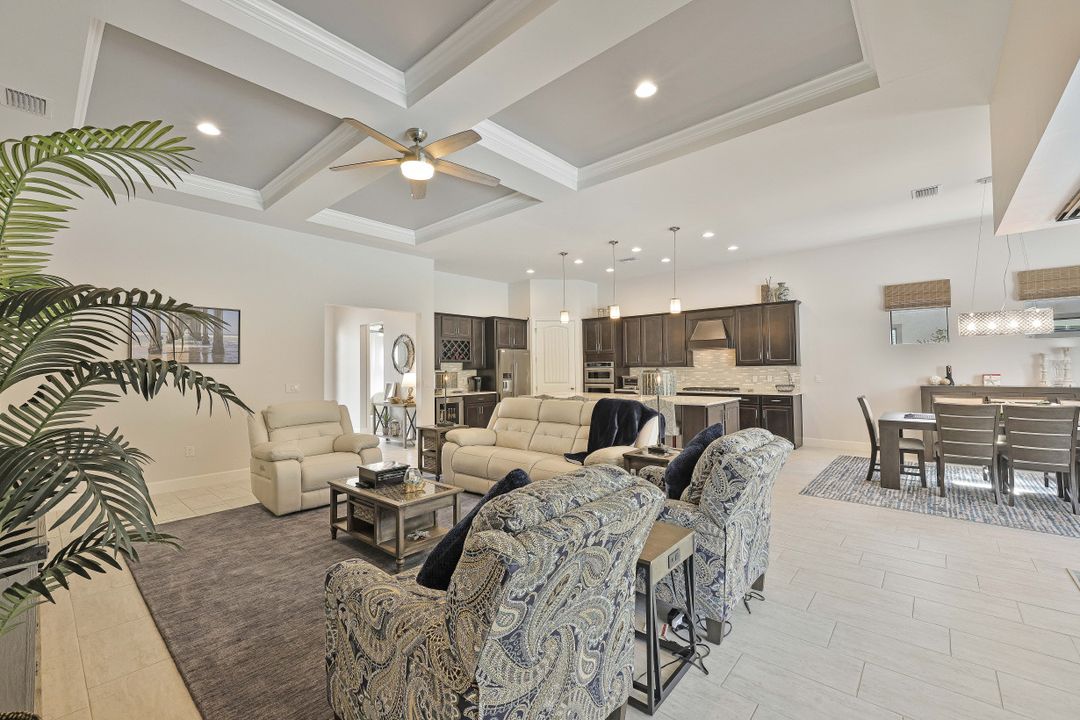 9431 Greyhawk Trl, Naples, FL 34120