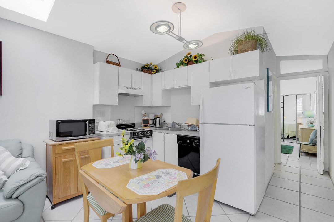 349 2nd Ave N, Naples, FL 34102