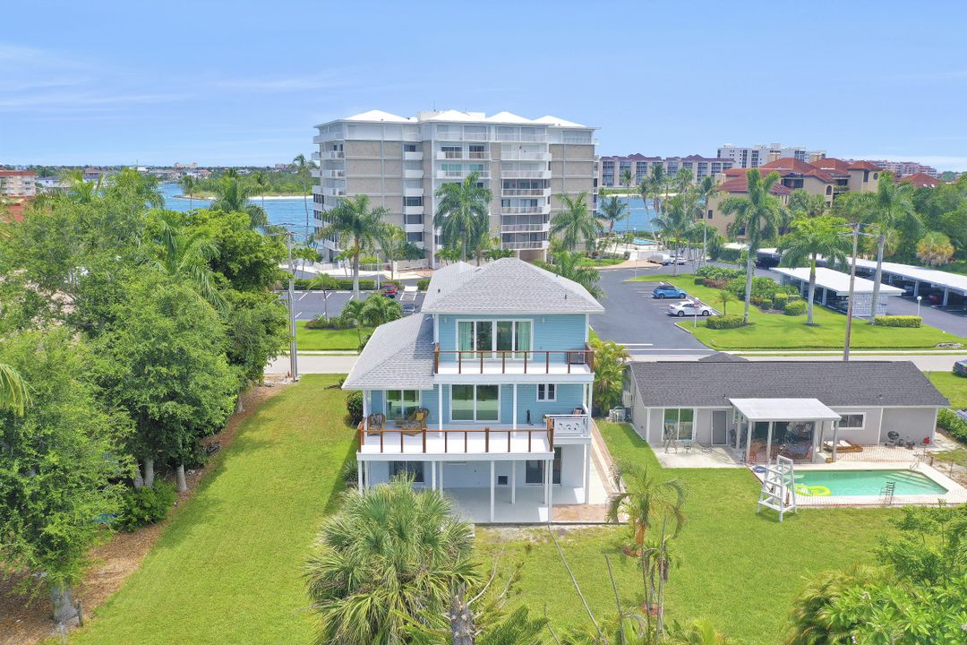 39 W Pelican St, Naples, FL 34113