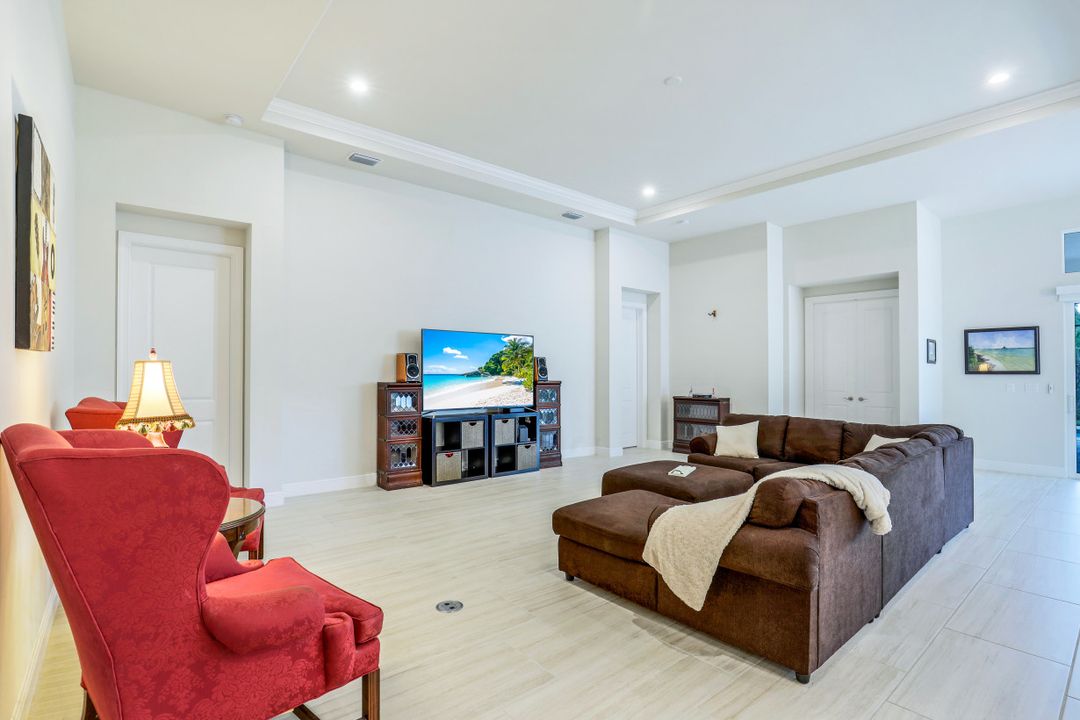 9003 Redonda Dr, Naples, FL 34114