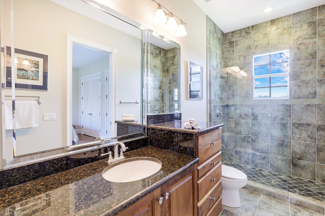 9242 Vanderbilt Dr, Naples, FL 34108
