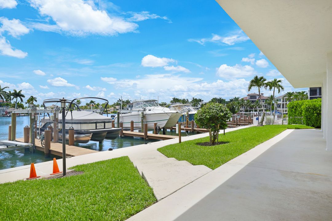 10482 Gulf Shore Dr #231, Naples, FL 34108