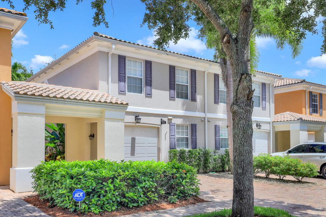 5637 Cove Cir, Naples, FL 34119