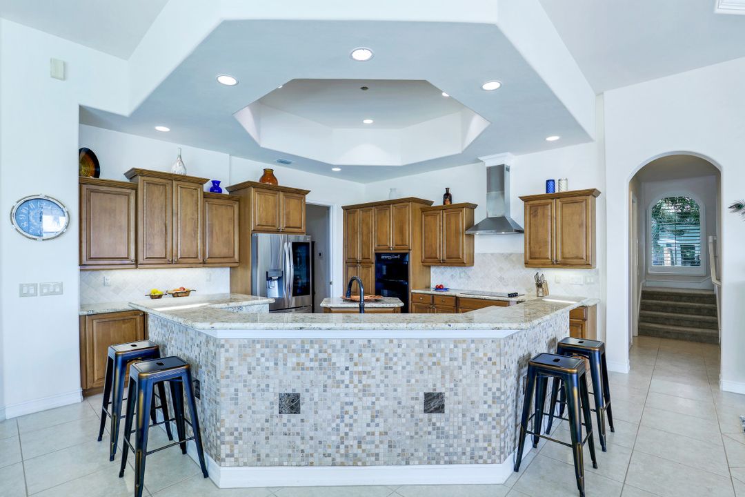 5958 Amberwood Dr, Naples, FL 34110