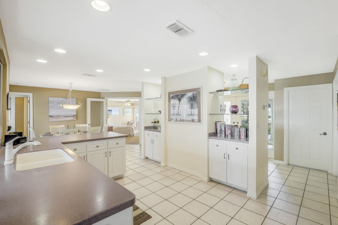 5261 Nautilus Dr, Cape Coral, FL 33904