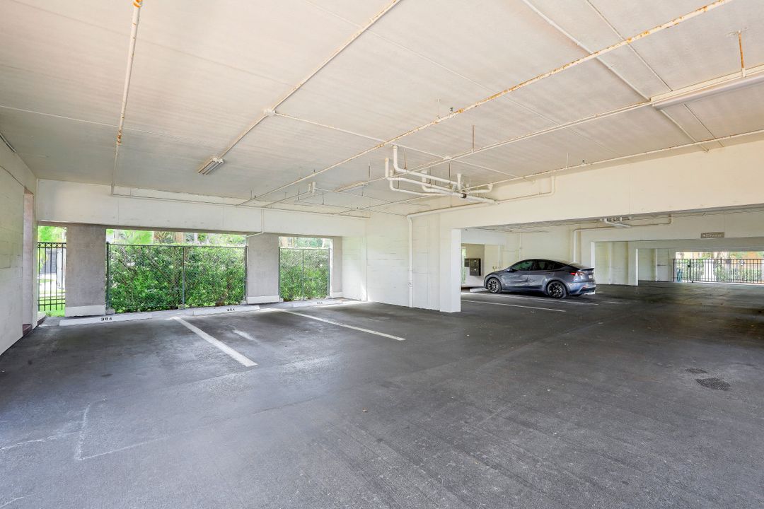 9101 Vanderbilt Dr #203, Naples, FL 34108