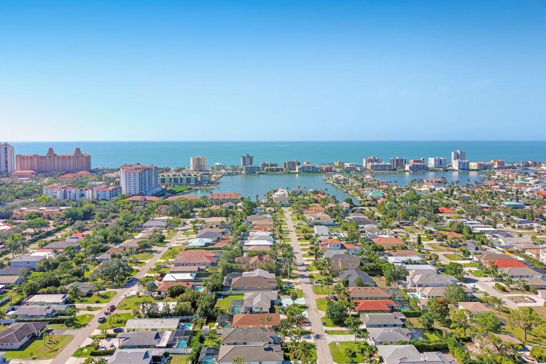 586 93rd Ave N, Naples, FL 34108