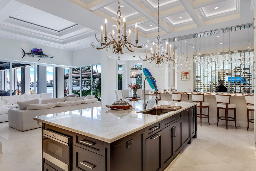 970 Aqua Cir, Naples, FL 34102