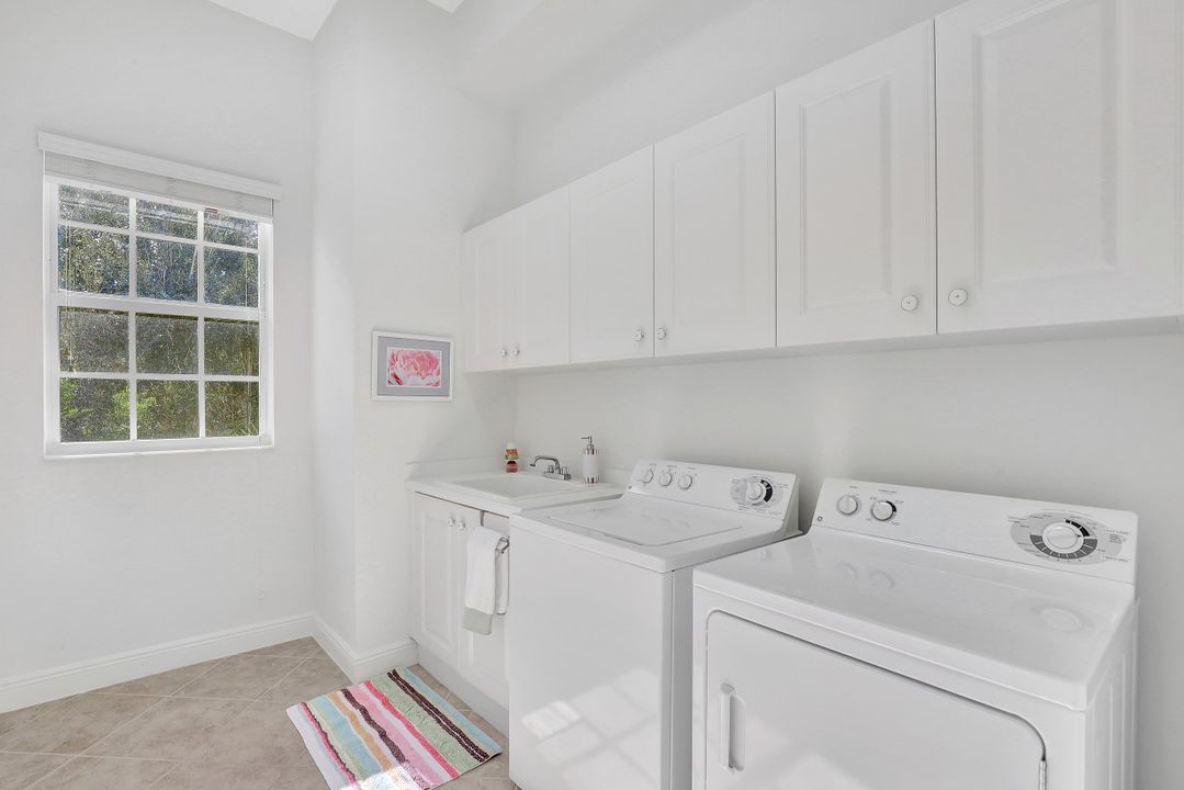 9243 Tesoro Ln #204, Naples, FL 34114