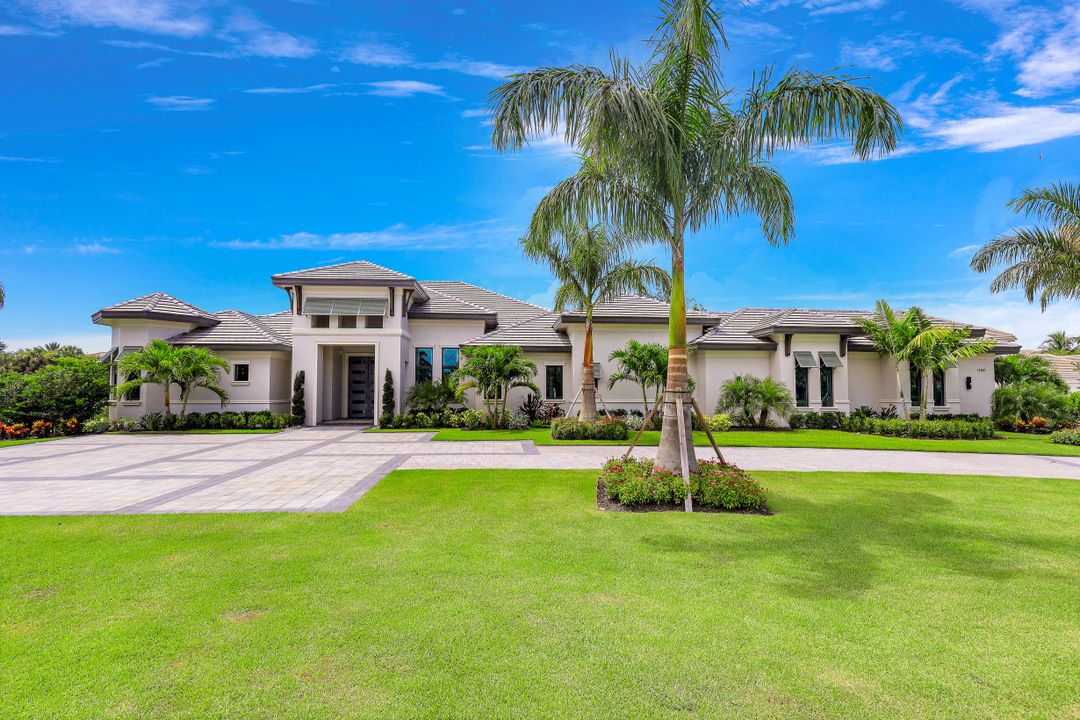 13610 Pondview Cir, Naples, FL 34119